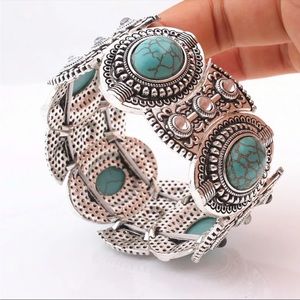 Bracelet with turquoise beads and a ring